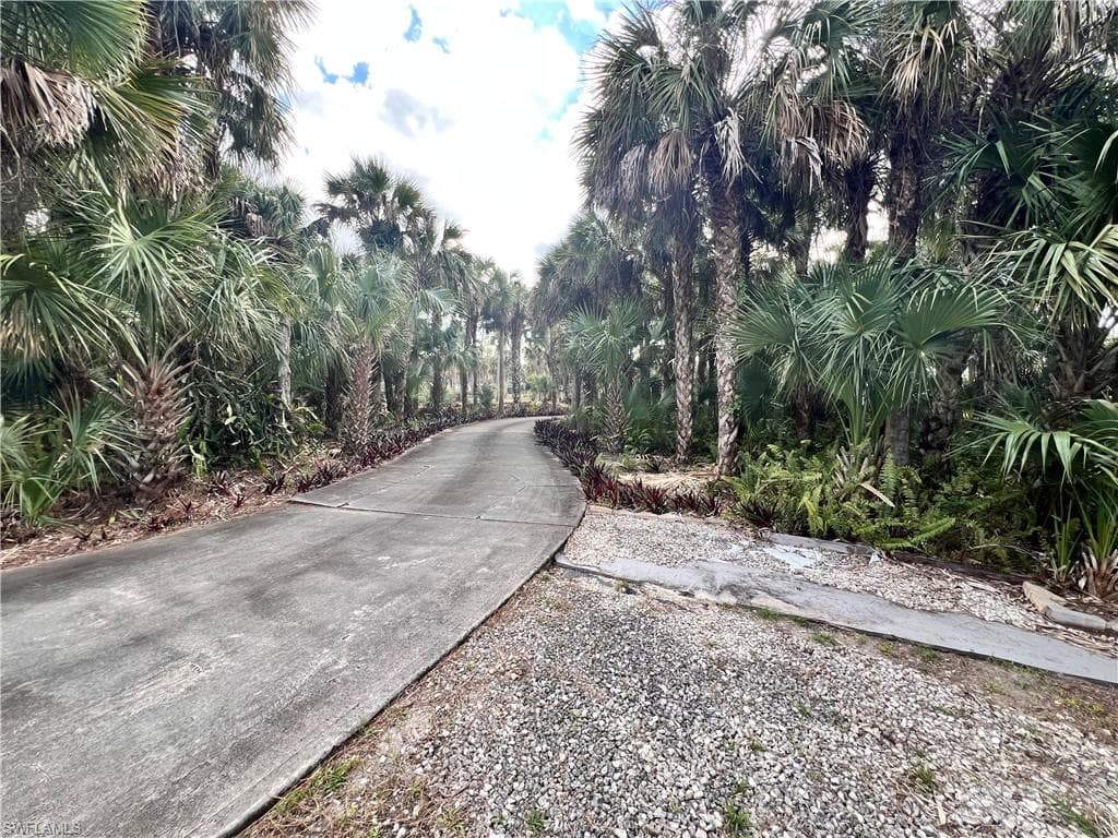 720 1st St NW, Naples, FL 34120-32