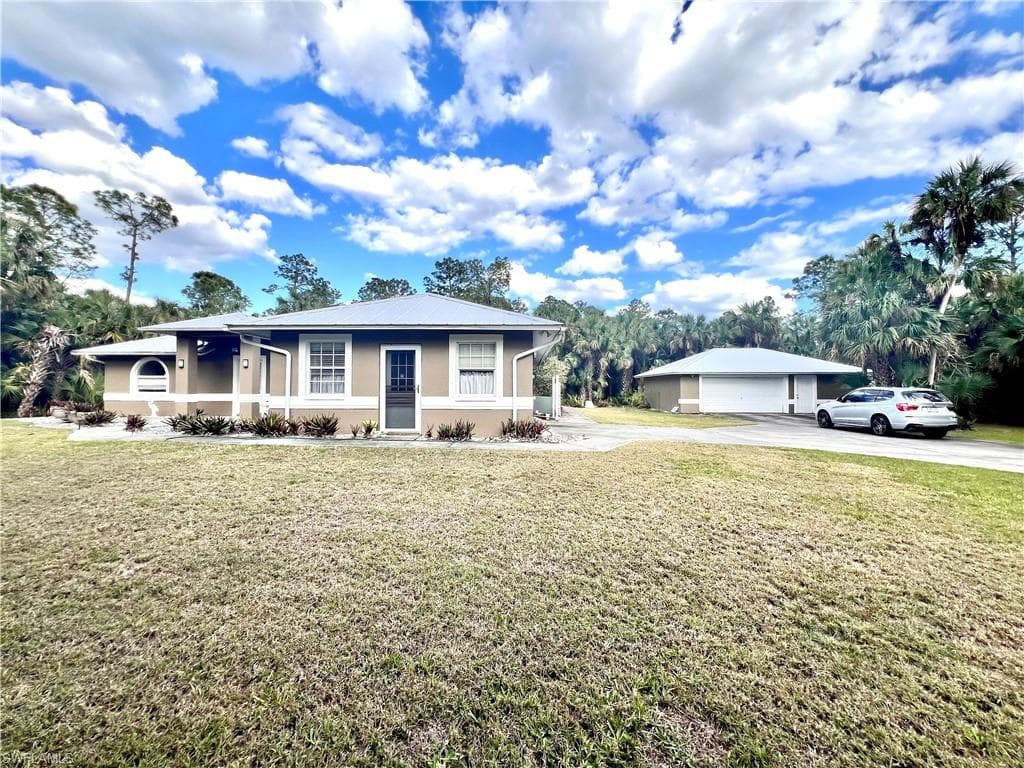 720 1st St NW, Naples, FL 34120-3