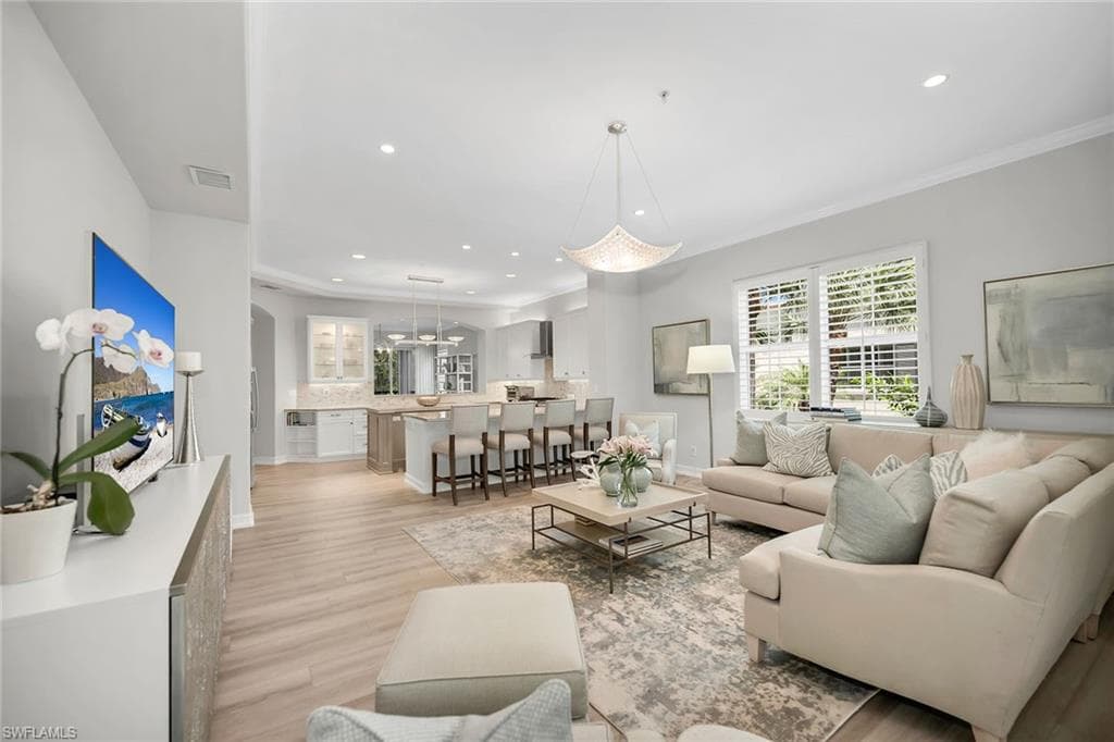 2839 Tiburon Blvd E 102, Naples, FL 34109-2