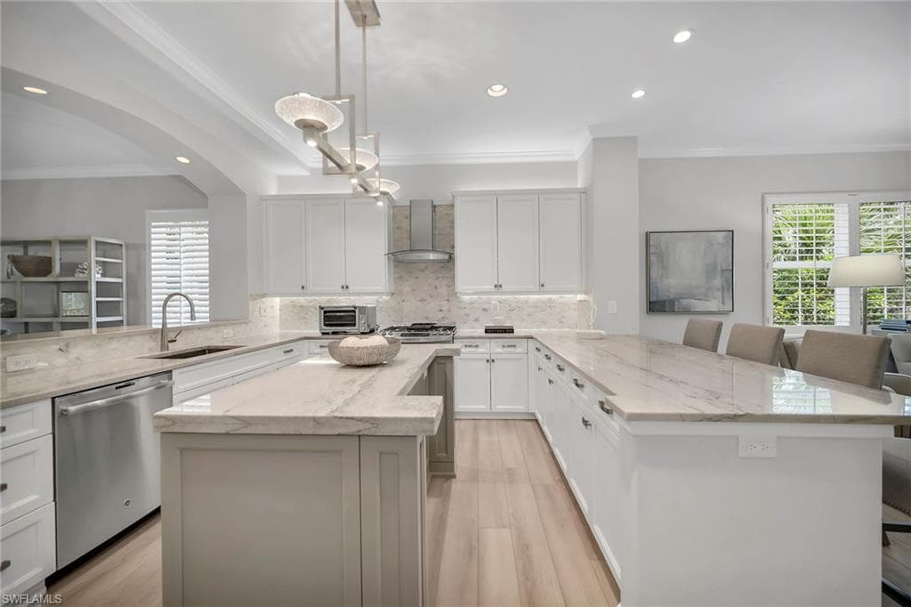 2839 Tiburon Blvd E 102, Naples, FL 34109-4