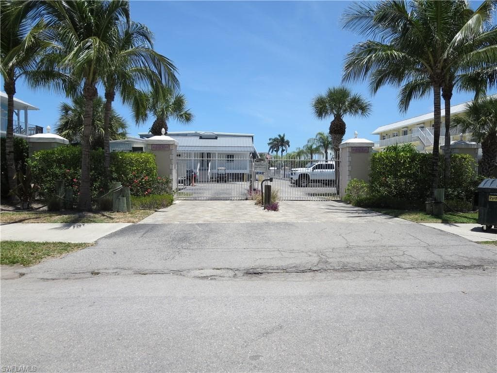 705 11th St S, Naples, FL 34102-9
