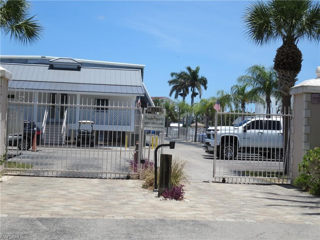 705 11th St S, Naples, FL 34102-10