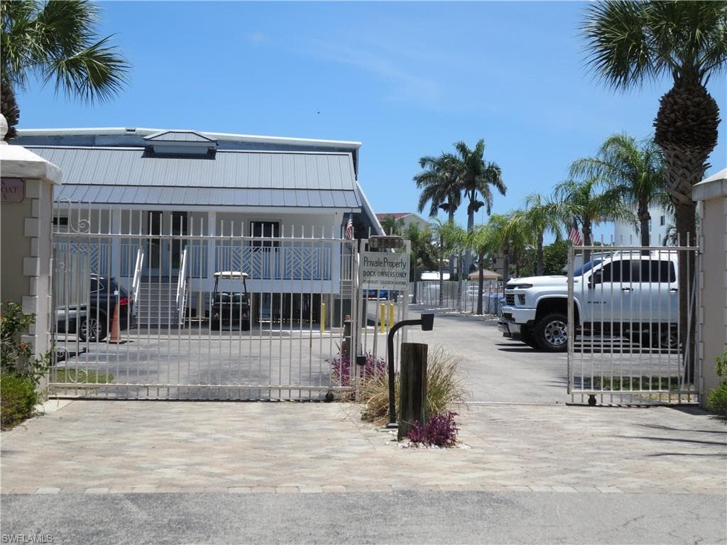 705 11th St S, Naples, FL 34102-11