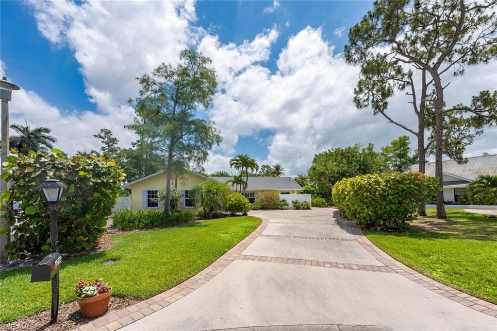1794 Knights Ct, Naples, FL 34112-2