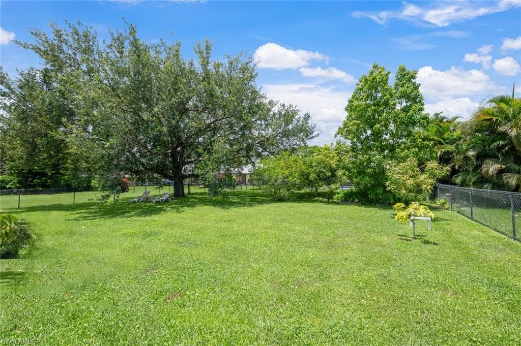725 Grove Dr, Naples, FL 34120-24