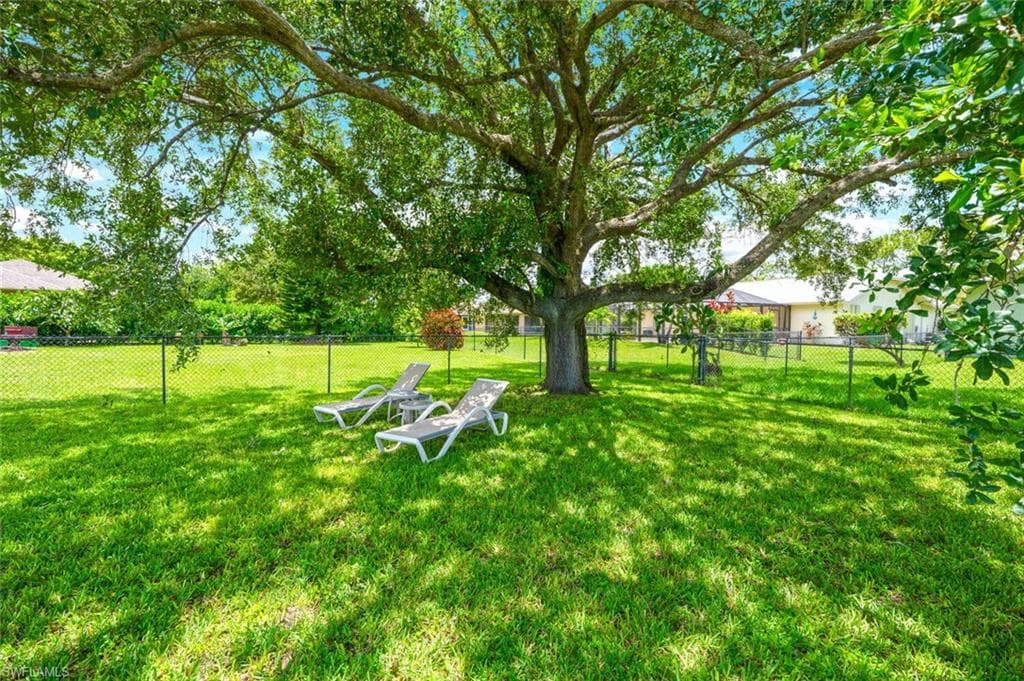 725 Grove Dr, Naples, FL 34120-26