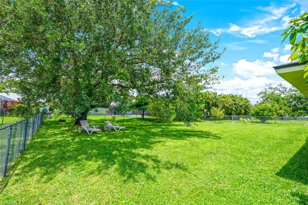 725 Grove Dr, Naples, FL 34120-30
