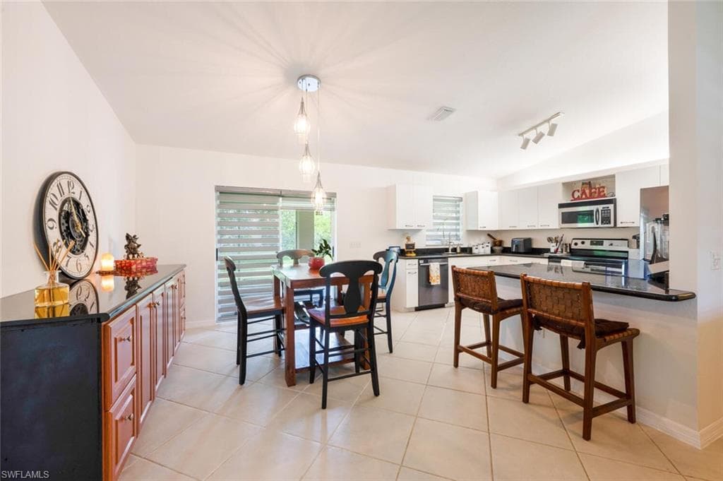 725 Grove Dr, Naples, FL 34120-6