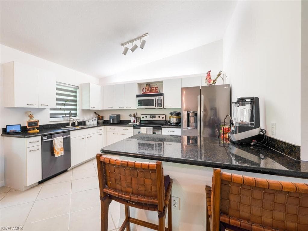 725 Grove Dr, Naples, FL 34120-8