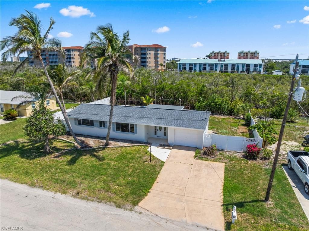32 Fairview Blvd, Fort Myers Beach, FL 33931-3