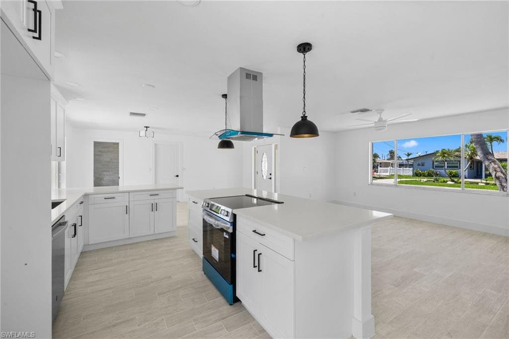 32 Fairview Blvd, Fort Myers Beach, FL 33931-8
