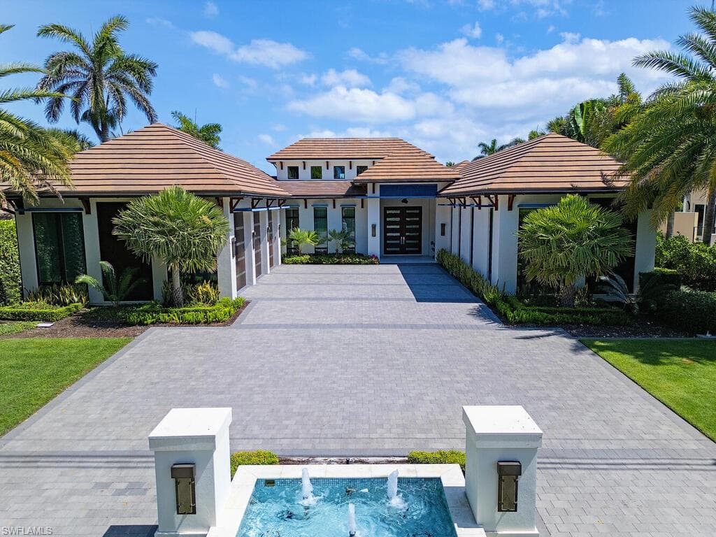 661 Galleon Dr, Naples, FL 34102-33