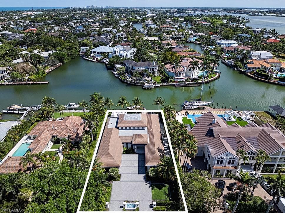 661 Galleon Dr, Naples, FL 34102-37