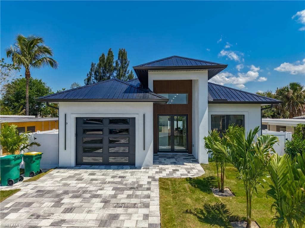 857 95th Ave N, Naples, FL 34108-1