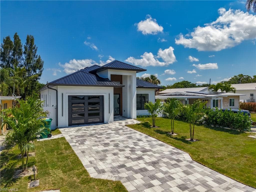 857 95th Ave N, Naples, FL 34108-3