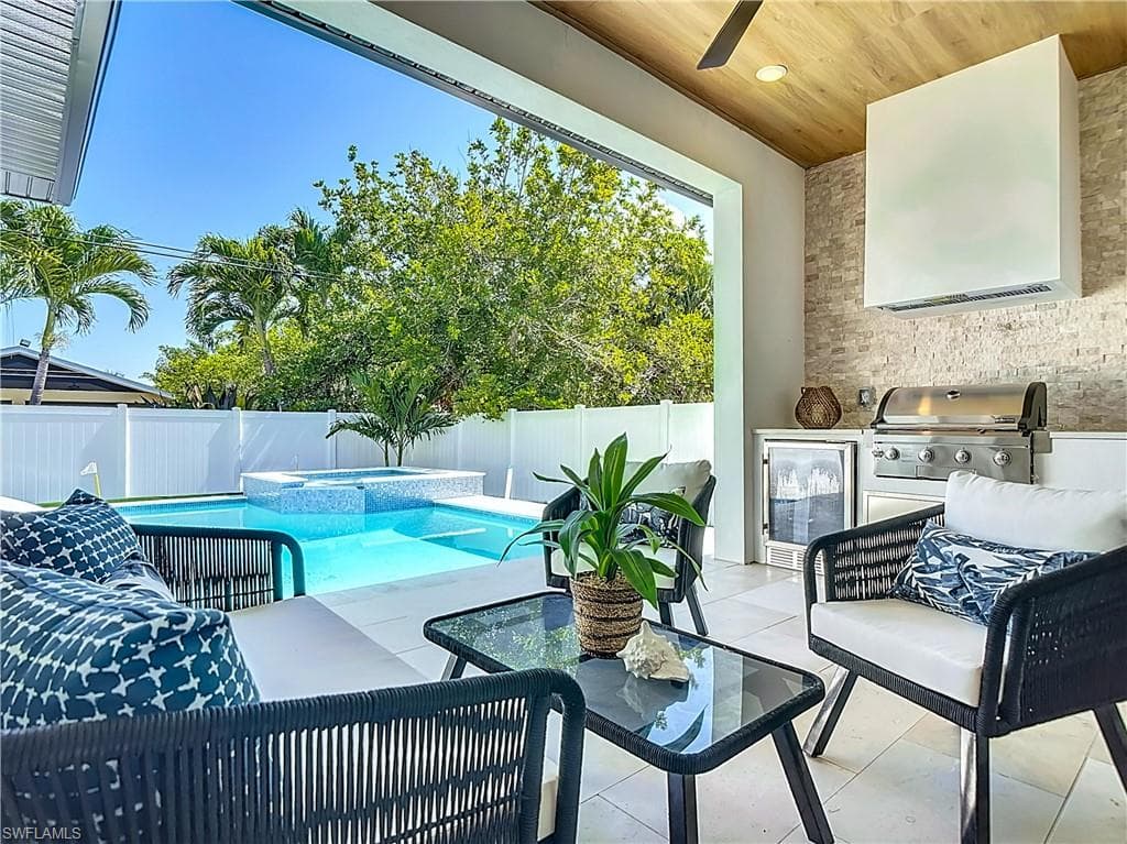 857 95th Ave N, Naples, FL 34108-4