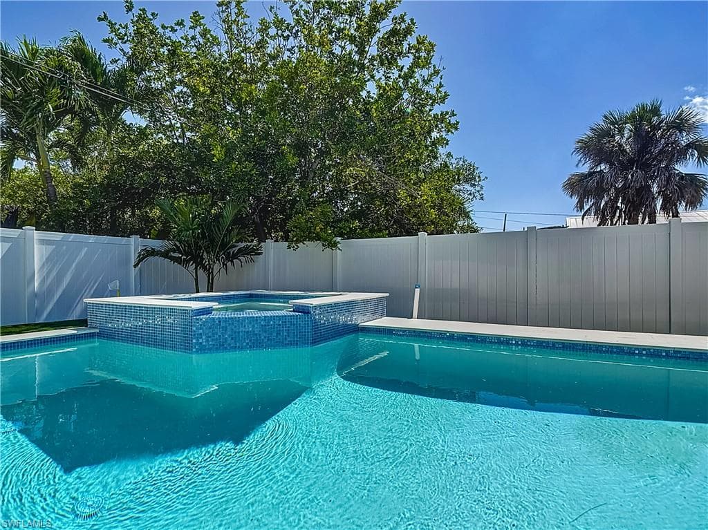 857 95th Ave N, Naples, FL 34108-8