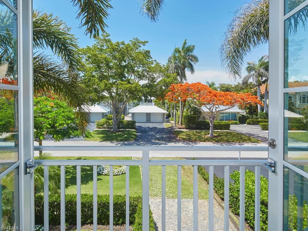 242 2nd Ave S, Naples, FL 34102-19