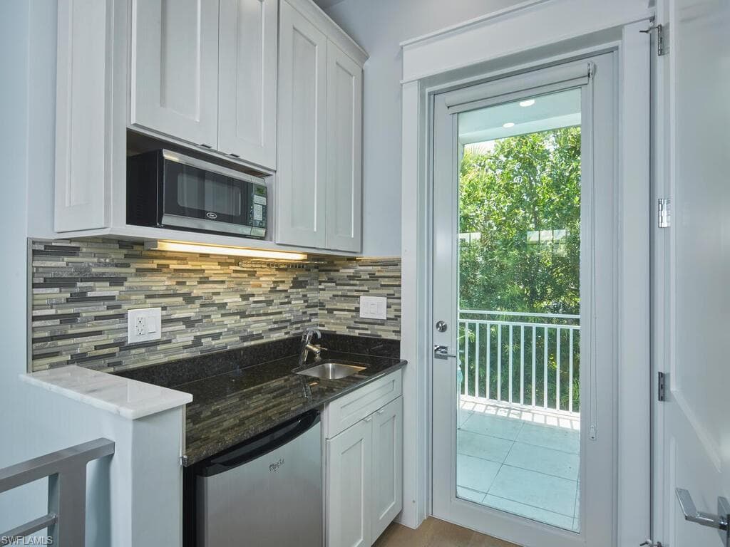 242 2nd Ave S, Naples, FL 34102-20