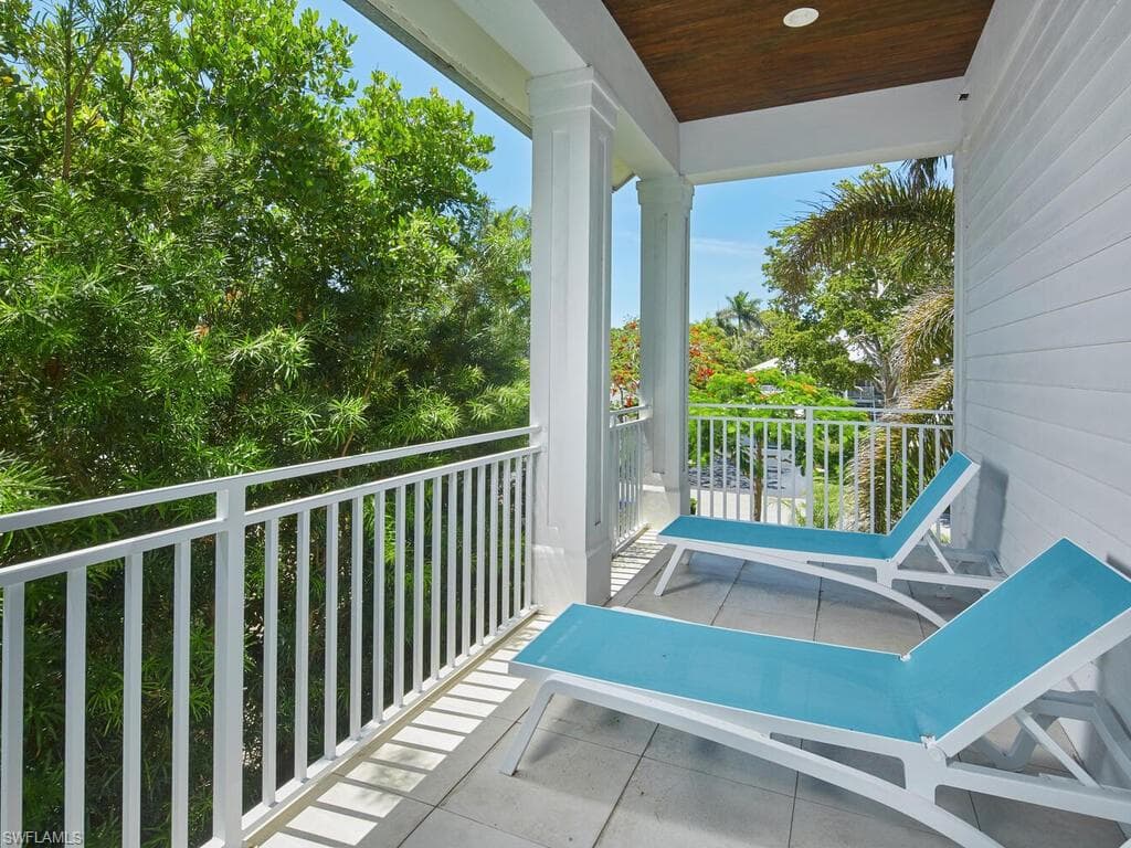 242 2nd Ave S, Naples, FL 34102-21