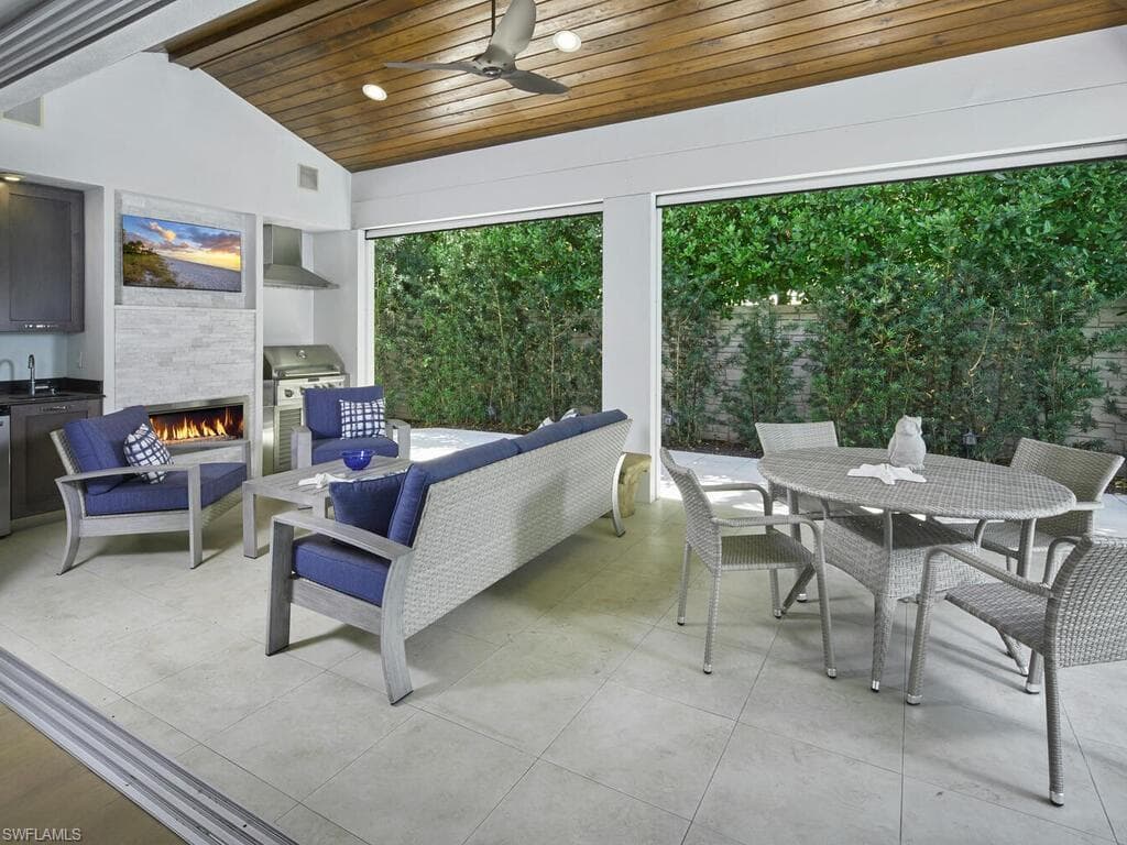 242 2nd Ave S, Naples, FL 34102-24