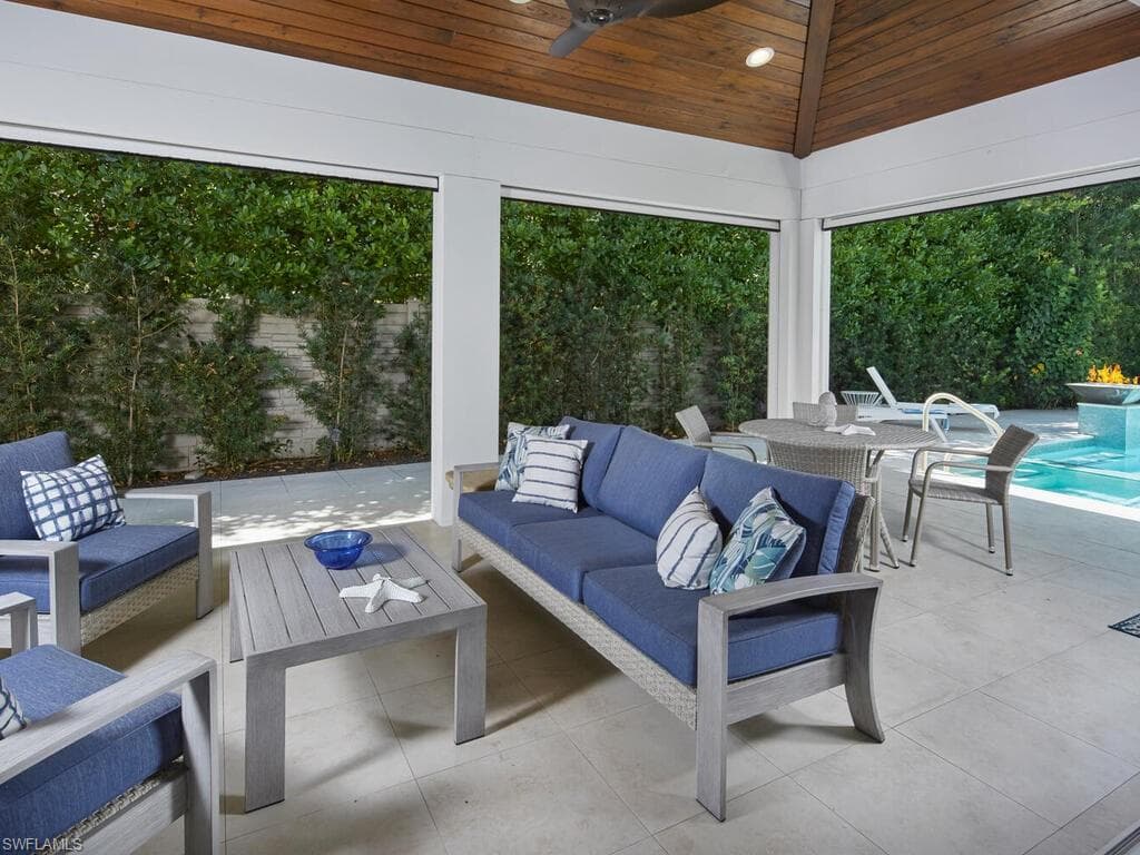 242 2nd Ave S, Naples, FL 34102-25