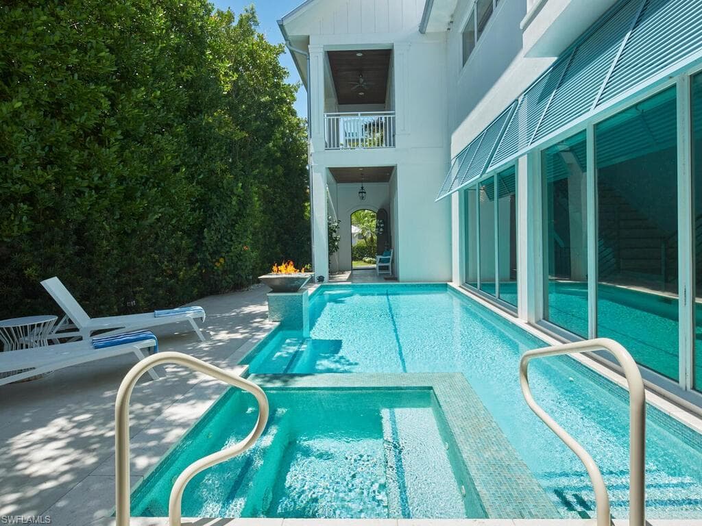 242 2nd Ave S, Naples, FL 34102-26