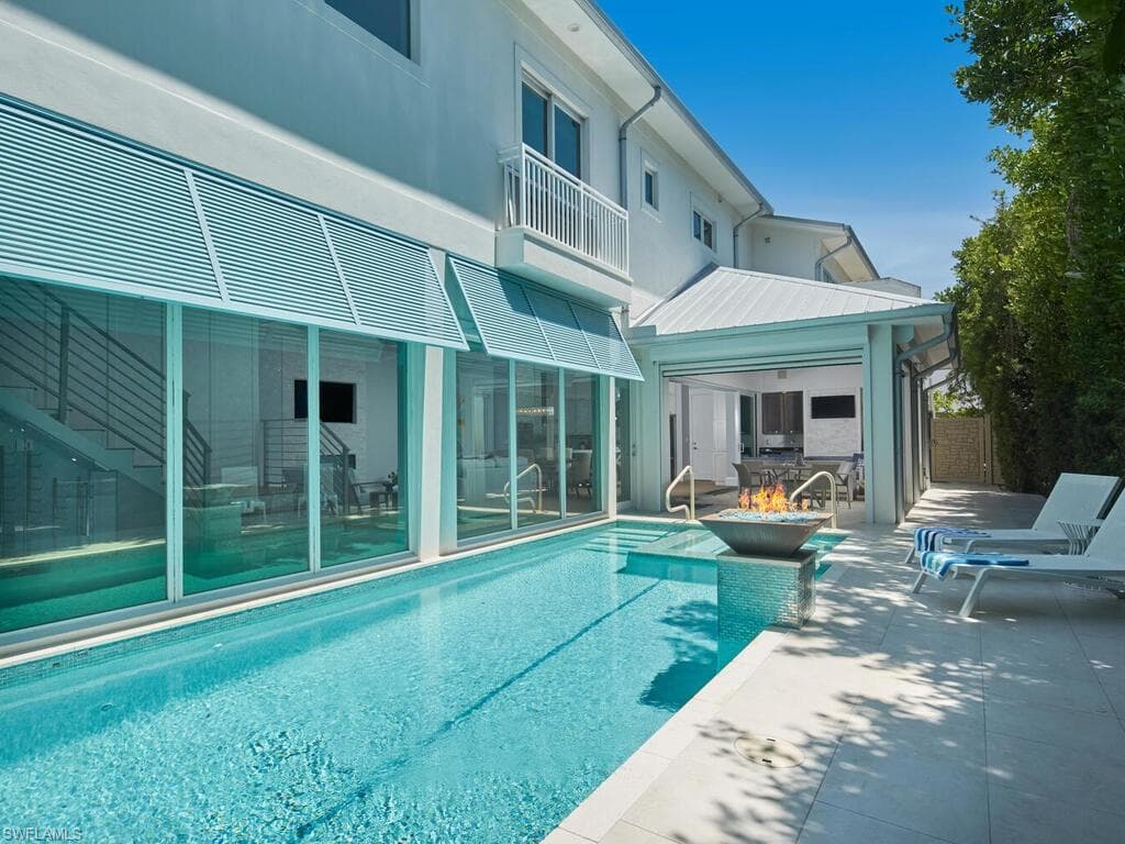 242 2nd Ave S, Naples, FL 34102-27