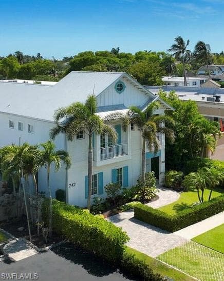 242 2nd Ave S, Naples, FL 34102-1