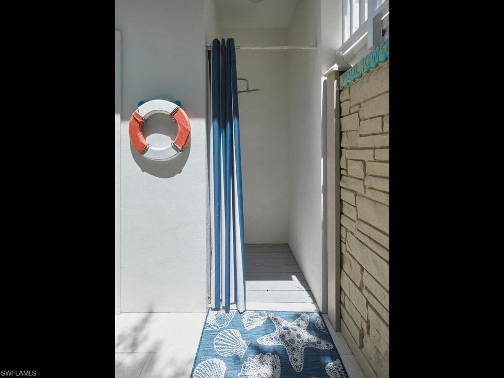 242 2nd Ave S, Naples, FL 34102-28