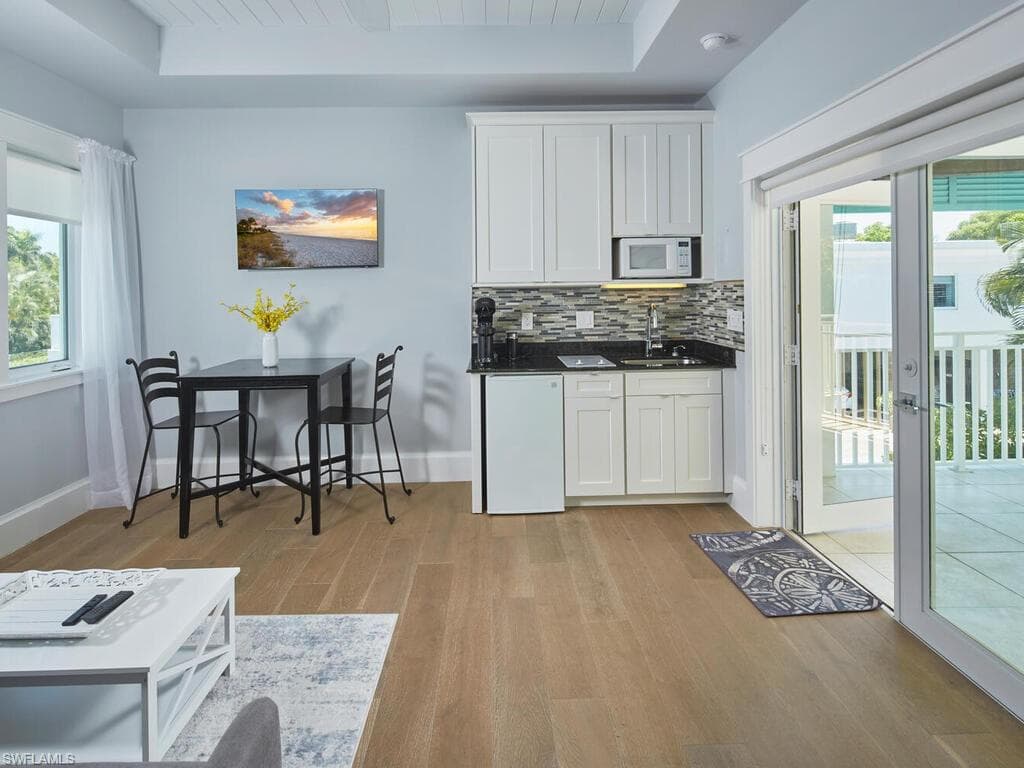 242 2nd Ave S, Naples, FL 34102-31