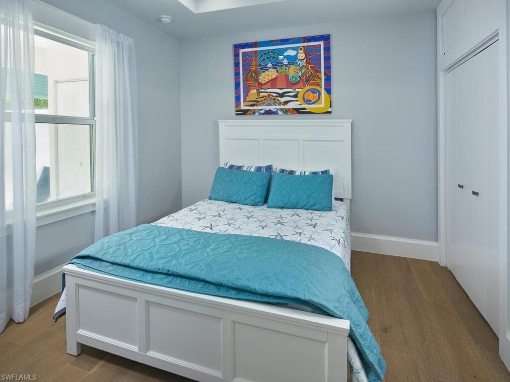 242 2nd Ave S, Naples, FL 34102-32