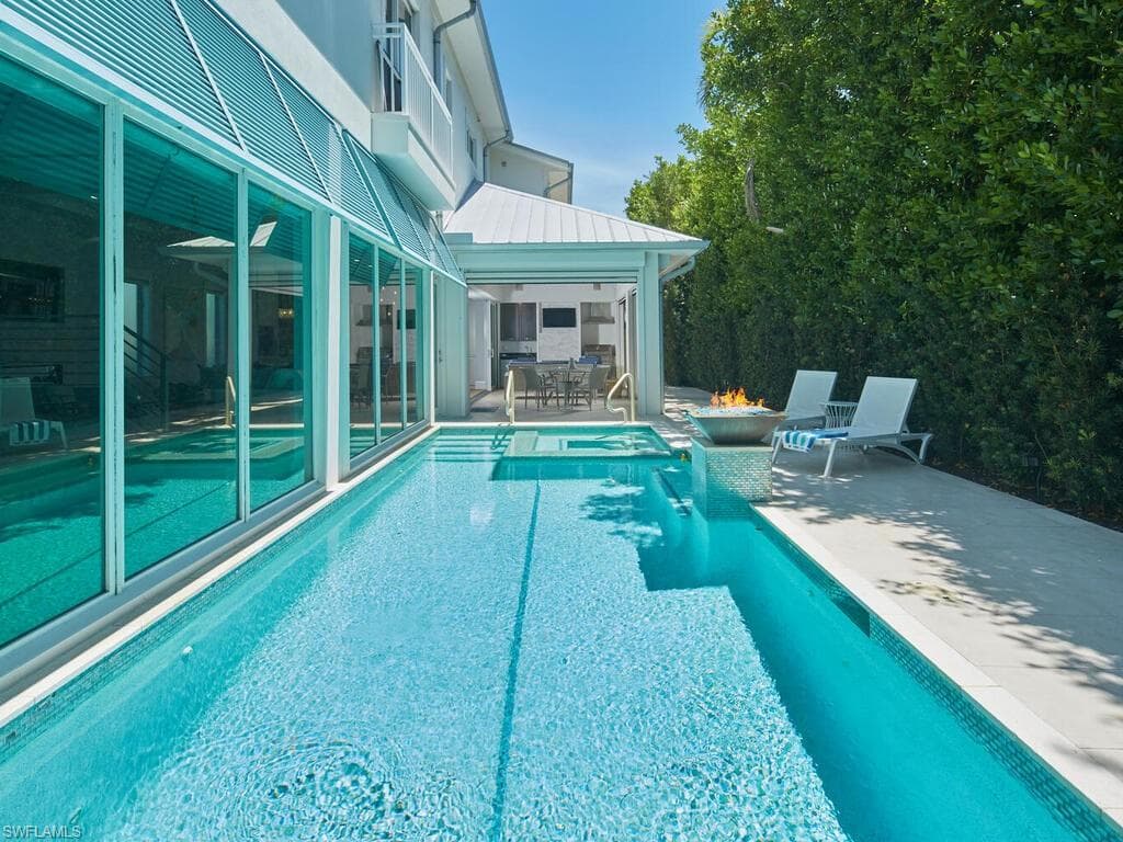 242 2nd Ave S, Naples, FL 34102-2