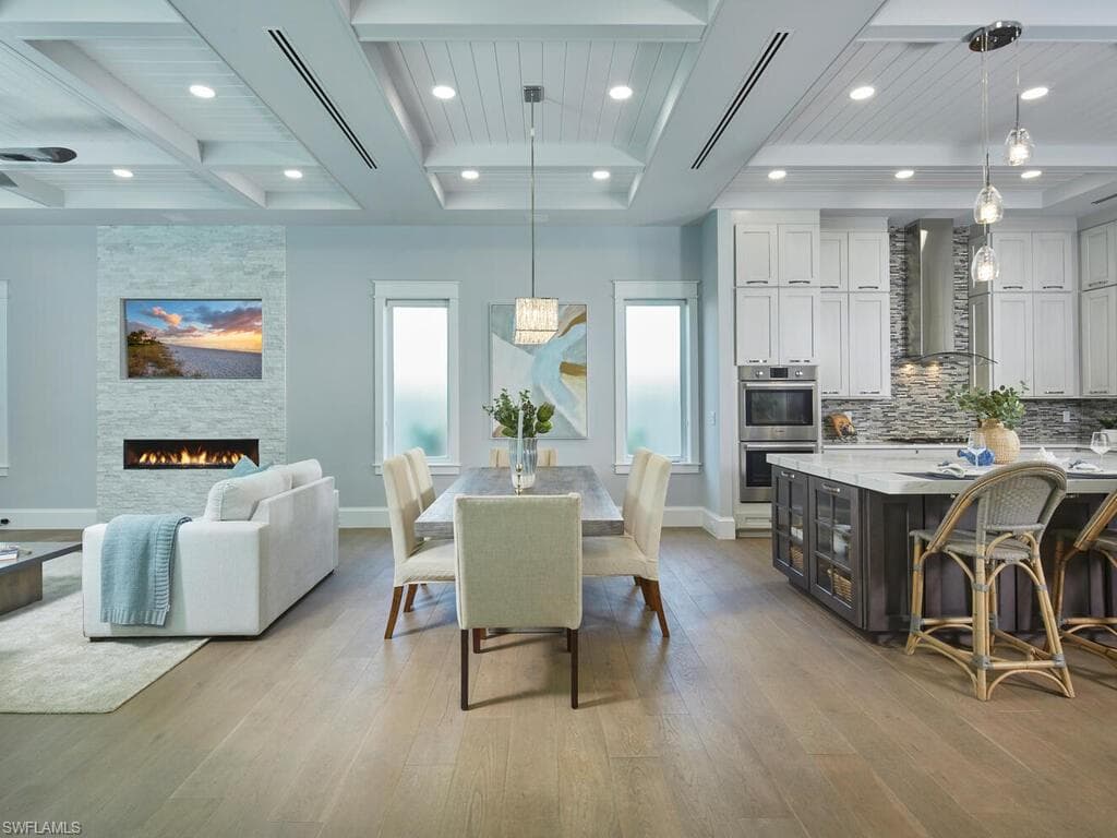 242 2nd Ave S, Naples, FL 34102-5