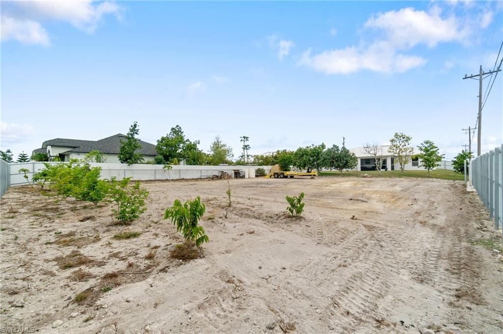 2833 4th Ave, Cape Coral, FL 33993-25
