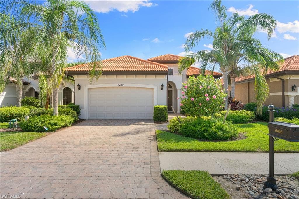 6492 Caldecott Dr, Naples, FL 34113-1