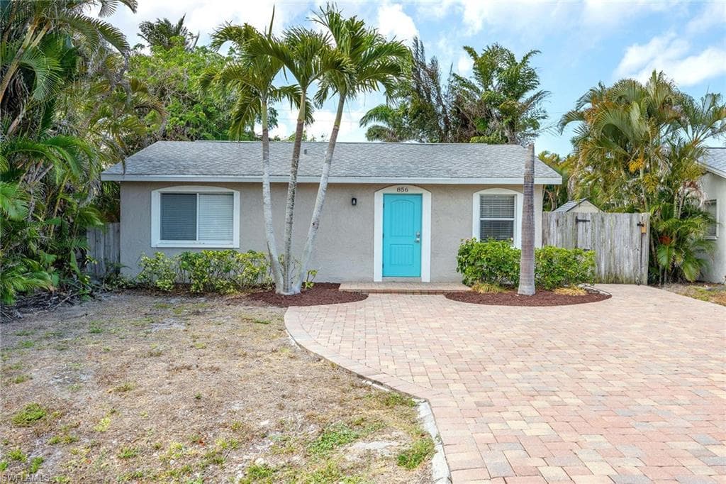 856 104th Ave N, Naples, FL 34108-1