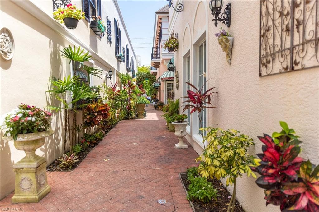 736 94th Ave N, Naples, FL 34108-28