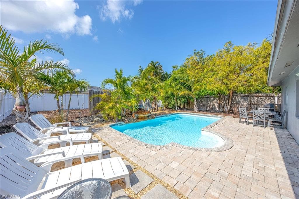 736 94th Ave N, Naples, FL 34108-3