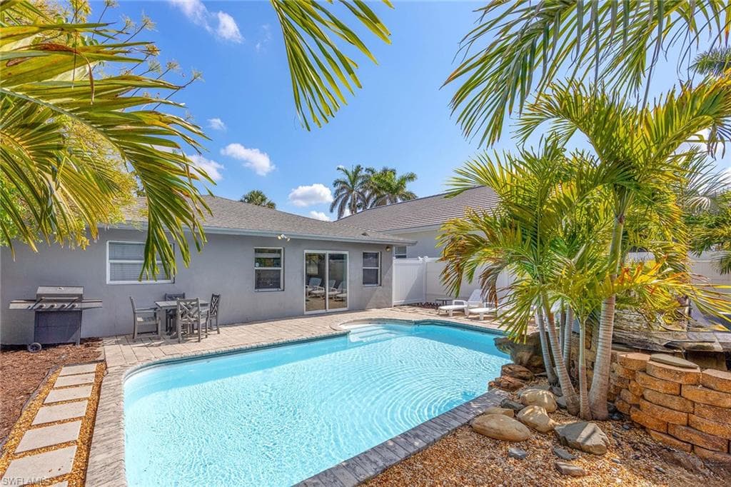 736 94th Ave N, Naples, FL 34108-4