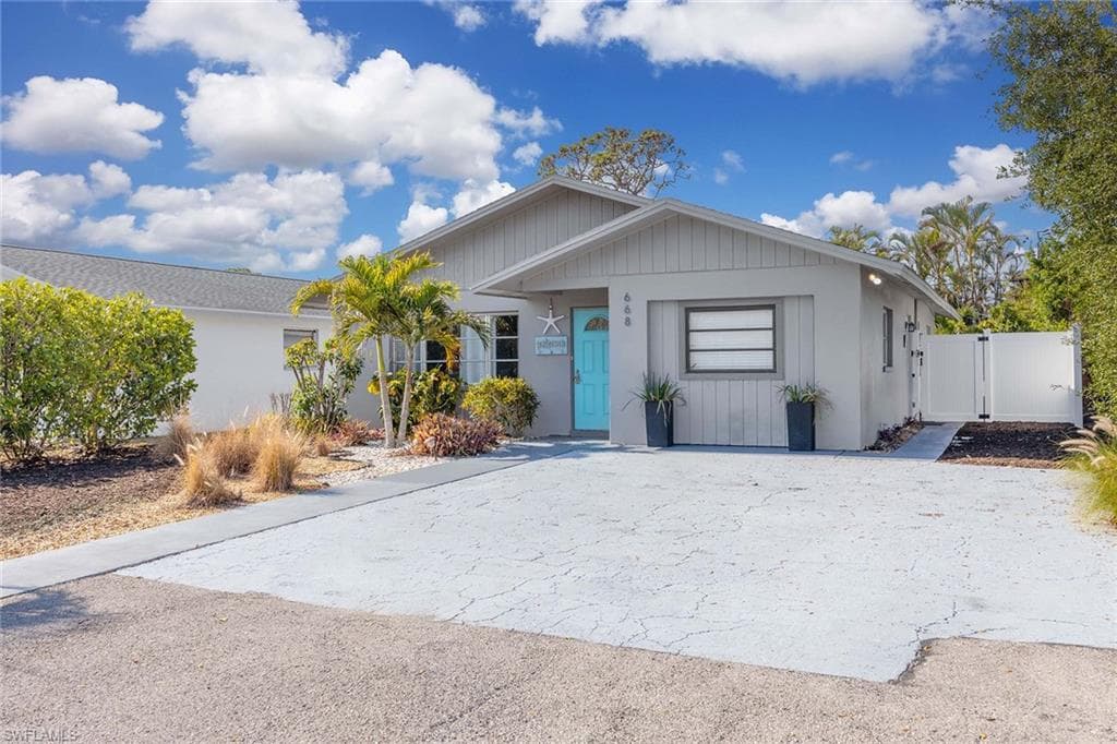 668 94th Ave N, Naples, FL 34108-2