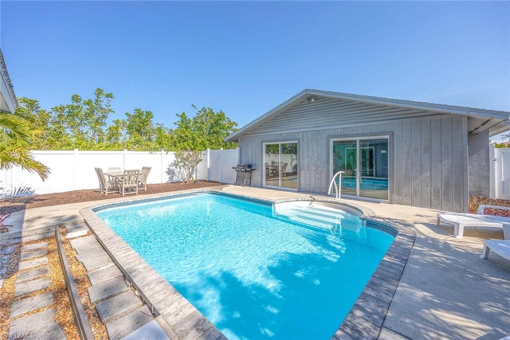 668 94th Ave N, Naples, FL 34108-3