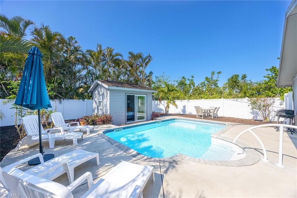 668 94th Ave N, Naples, FL 34108-4