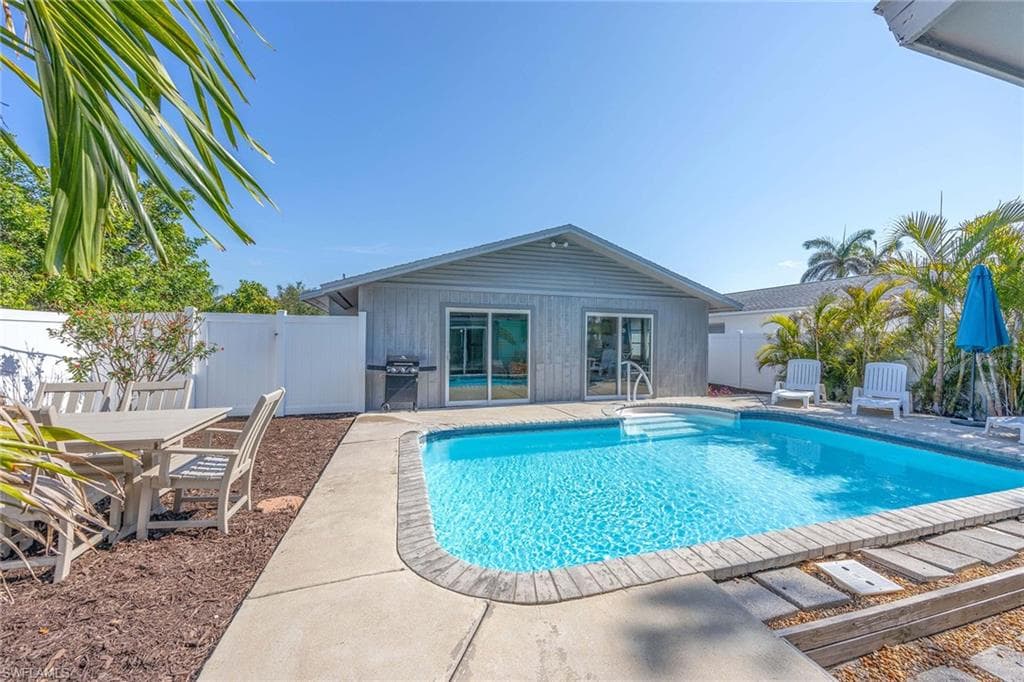 668 94th Ave N, Naples, FL 34108-5