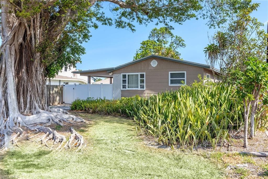 547 101st Ave N, Naples, FL 34108-2