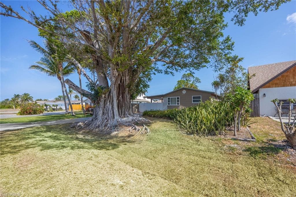 547 101st Ave N, Naples, FL 34108-3