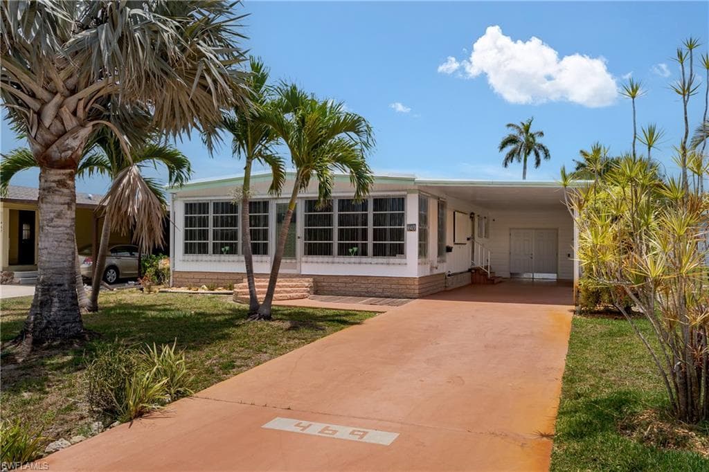 469 Riviera Blvd W, Naples, FL 34112-1