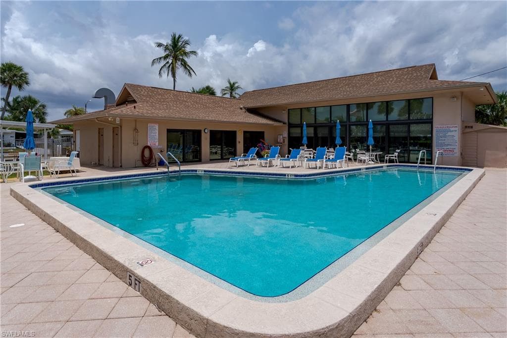 469 Riviera Blvd W, Naples, FL 34112-26
