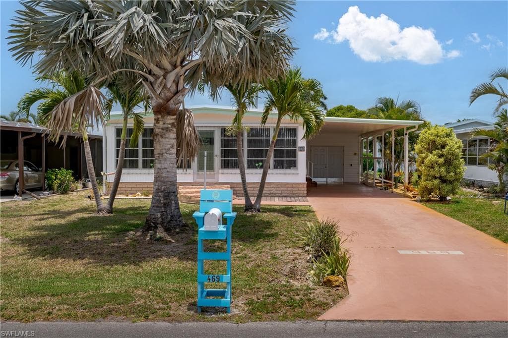 469 Riviera Blvd W, Naples, FL 34112-32