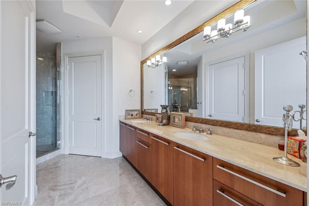 13675 Vanderbilt Dr Ph 1105, Naples, FL 34110-25